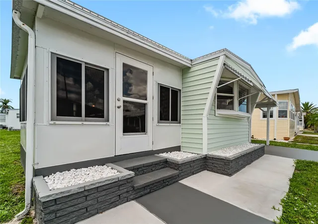 Photo 4 of Manufactured home for sale at 3402 Shingle Oak Ter, Sarasota, FL 34237 | MLS# A4699722 | Listing updated on 2026-09-12