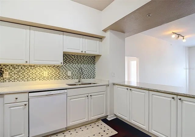 Listing Photo 5 - Condo for sale in building located at 501 S Moody Ave, TAMPA, FL 33609 - Unit #1139B