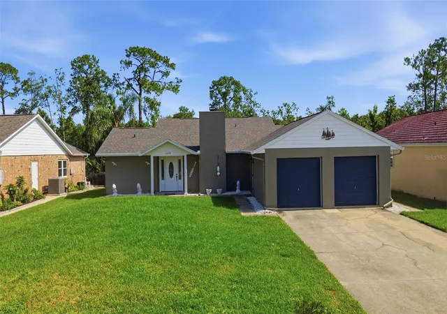 Photo 2 of Single family home for sale at 26638 E Cove Dr, Tavares, FL 32778 | MLS# G5114954 | Listing updated on 2026-07-12