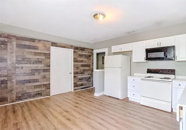 Listing Photo 5 - Condo for sale in building located at 2020 Davis St, TAMPA, FL 33605