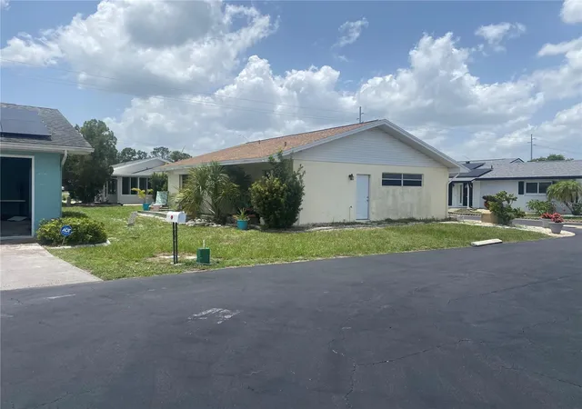 3rd image of 703 Huxley Pl, Sun City Center, FL 33573 | MLS# TB8528462