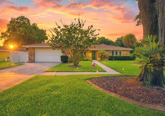 1st image of 902 Crestview Dr, Auburndale, FL 33823 | MLS# P4939295
