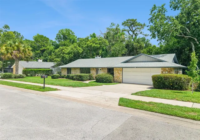 Photo 3 of Single family home for sale at 211 Hickory Dr, Longwood, FL 32779 | MLS# O6424518 | Listing updated on 2026-10-02
