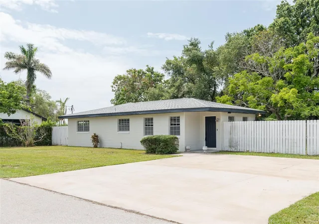 Single family home for sale at 2421 Linsey St, TAMPA, FL 33605 | MLS# TB8528586
