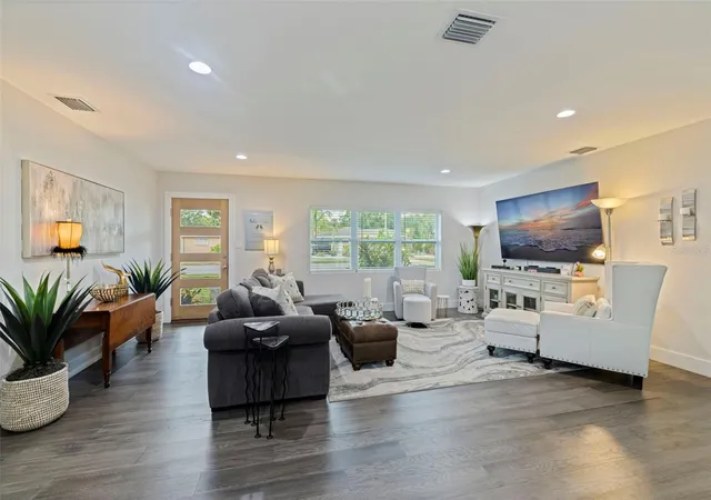 Photo 4 of Single family home for sale at 200 Park St N, Saint Petersburg, FL 33710 | MLS# TB8528599 | Listing updated on 2026-10-22