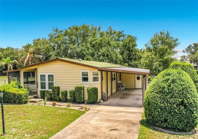 Photo 2 of Sale Pending at 8233 County Rd 109b, Lady Lake, FL 32159 | MLS# S5153604 | Listing updated on 2026-10-10