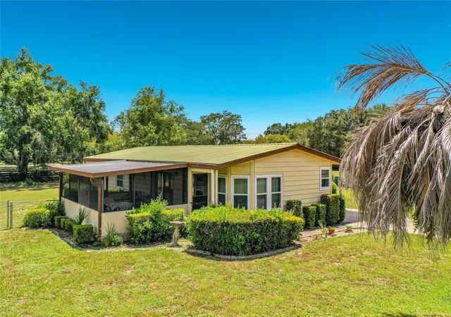 Photo 3 of Sale Pending at 8233 County Rd 109b, Lady Lake, FL 32159 | MLS# S5153604 | Listing updated on 2026-10-10