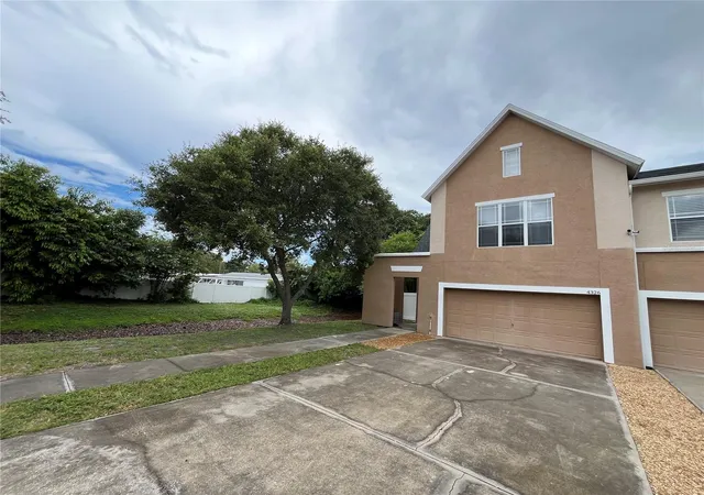 Photo 3 of Townhouse for sale at 4326 Tyler Cir N, Saint Petersburg, FL 33709 | MLS# TB8528650 | Listing updated on 2026-08-11