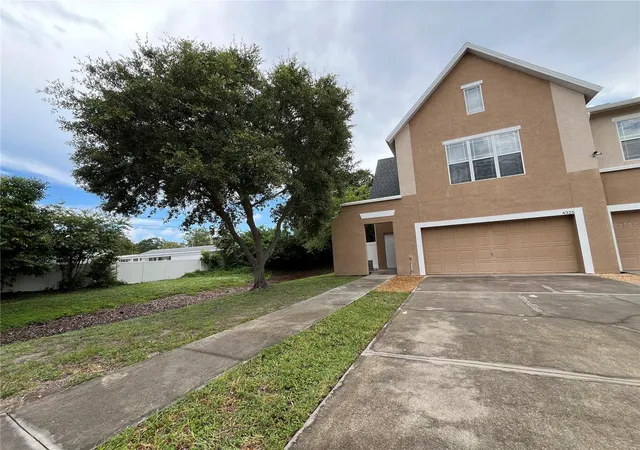 Photo 4 of Townhouse for sale at 4326 Tyler Cir N, Saint Petersburg, FL 33709 | MLS# TB8528650 | Listing updated on 2026-08-11