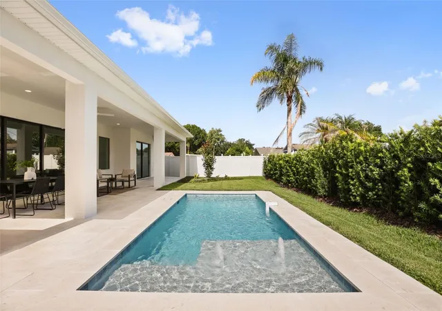 Photo 4 of Single family home for sale at 1326 W New Hampshire St, Orlando, FL 32804 | MLS# O6424610 | Listing updated on 2026-09-13