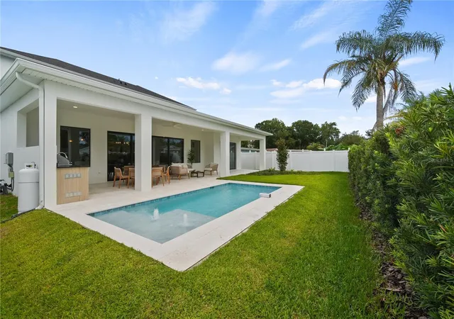 Photo 4 of Single family home for sale at 1326 W New Hampshire St, Orlando, FL 32804 | MLS# O6424610 | Listing updated on 2026-10-20