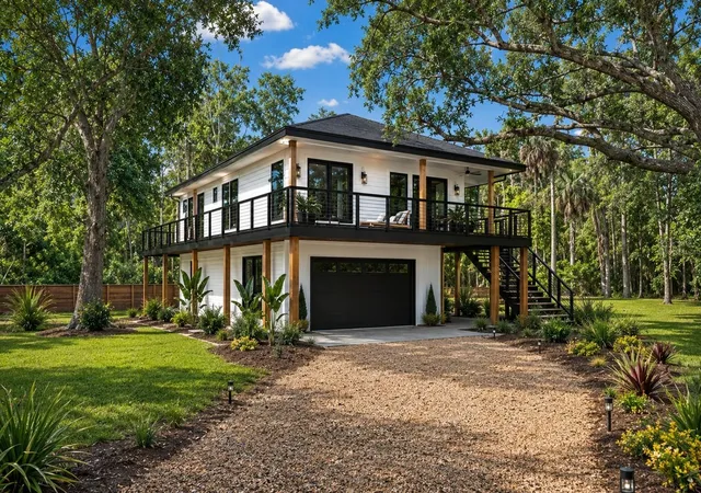 Photo 2 of Single family home for sale at 707 George St S, Tarpon Springs, FL 34688 | MLS# TB8528714 | Listing updated on 2026-09-18