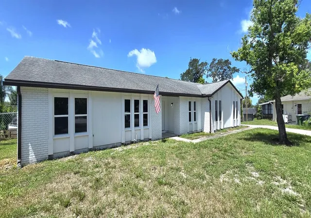 Photo 3 of Single family home for sale at 725 Tulip Ct, Deltona, FL 32725 | MLS# O6424690 | Listing updated on 2026-08-29