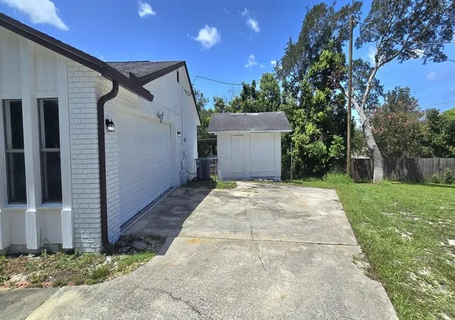 Photo 4 of Single family home for sale at 725 Tulip Ct, Deltona, FL 32725 | MLS# O6424690 | Listing updated on 2026-08-29