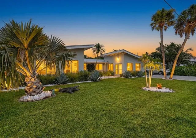 Photo 3 of House for sale at 6203 Holmes Blvd, Holmes Beach, FL 34217 | MLS# A4699847 | Listing updated on 2026-07-16
