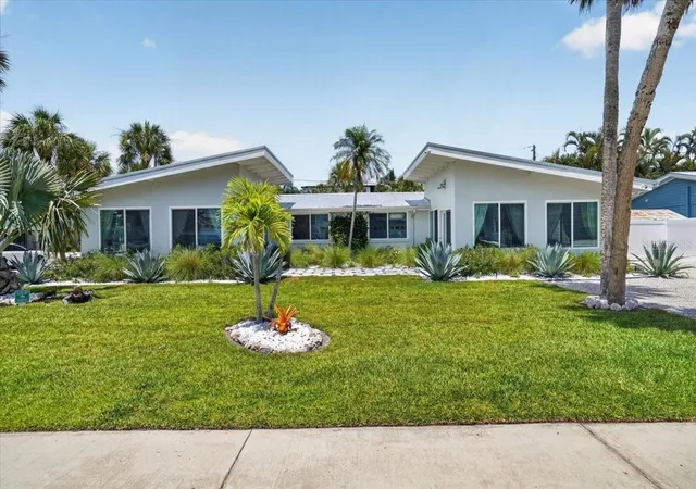 Photo 4 of House for sale at 6203 Holmes Blvd, Holmes Beach, FL 34217 | MLS# A4699847 | Listing updated on 2026-07-16