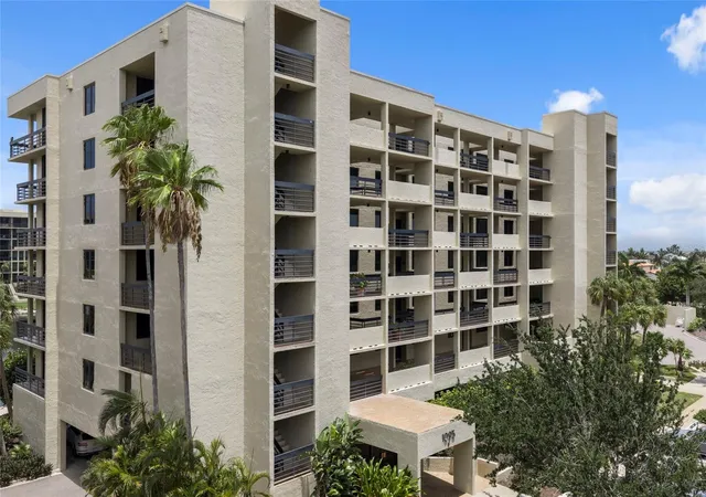 2nd image of 1095 Gulf Of Mexico Dr #303, Longboat Key, FL 34228 | MLS# A4699853