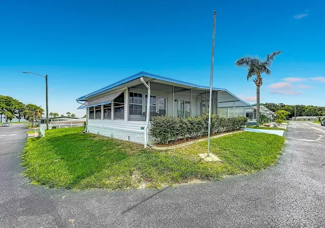 Photo 4 of Manufactured home for sale at 176 Sunset Dr, Leesburg, FL 34748 | MLS# G5115059 | Listing updated on 2026-08-26