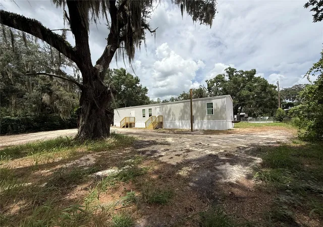 Photo 3 of Manufactured home for sale at 5642 Meadow Glen Rd, Lakeland, FL 33810 | MLS# S5153668 | Listing updated on 2026-09-24