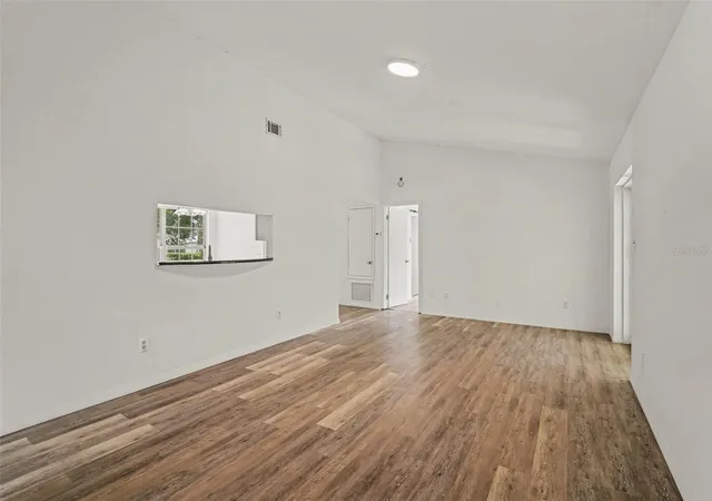 Photo 4 of Single family home for sale at 7774 Barberry Dr, Orlando, FL 32835 | MLS# TB8528974 | Listing updated on 2026-10-04