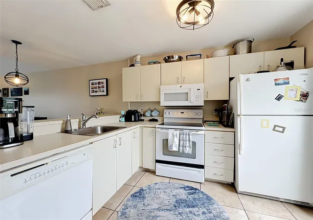 Listing Photo 4 - Condo for sale in building located at 2504 Woodgate Blvd, Orlando, FL 32822 - Unit #203