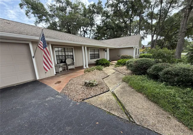 Photo 4 of Single family home for sale at 3925 SE 17th Street, Ocala, FL 34471 | MLS# OM728421 | Listing updated on 2026-09-18
