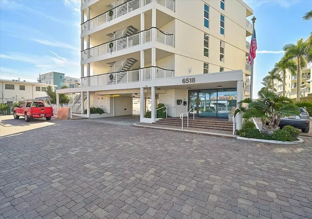 Photo 5 of Sale Pending at 6518 Midnight Pass Rd #309, Sarasota, FL 34242 | MLS# A4699926 | Listing updated on 2026-08-01