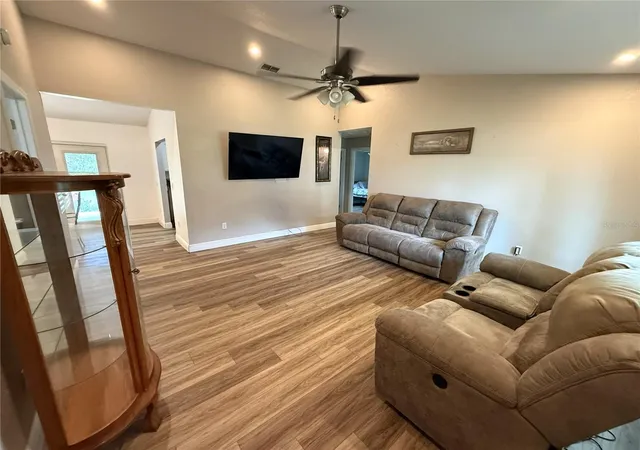 Photo 2 of Single family home for sale at 10 Emerald Trl, Ocala, FL 34472 | MLS# OM728424 | Listing updated on 2026-07-15