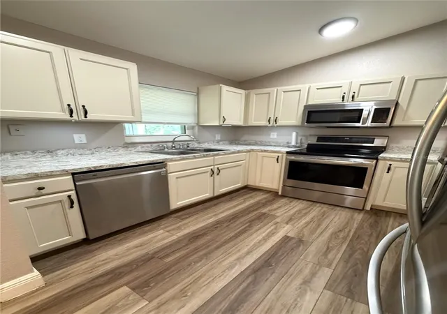 Photo 2 of Single family home for sale at 10 Emerald Trl, Ocala, FL 34472 | MLS# OM728424 | Listing updated on 2026-07-15