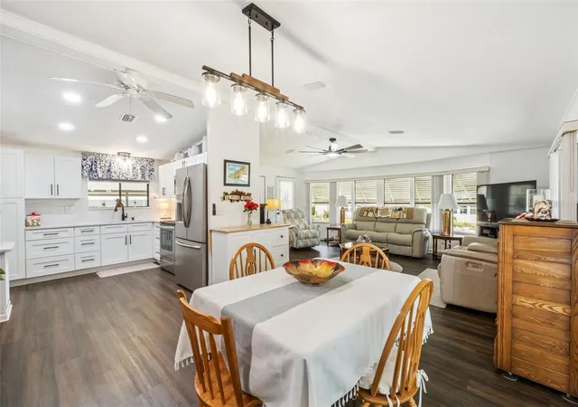 Listing Photo 4 - Condo for sale in building located at 301 Lakeview Dr, Weston, FL 33326