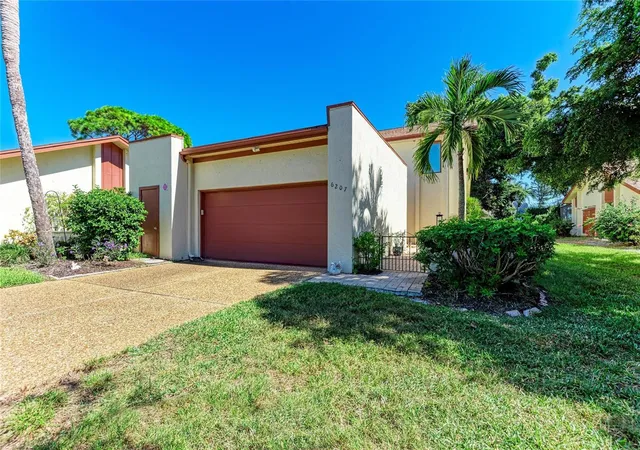 Photo 1 of Single family home for sale at 6207 Courtside Dr #23, Bradenton, FL 34210 | MLS# A4699978 | Listing updated on 2026-09-14