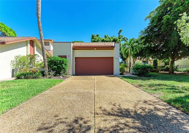 Photo 2 of Single family home for sale at 6207 Courtside Dr #23, Bradenton, FL 34210 | MLS# A4699978 | Listing updated on 2026-09-14