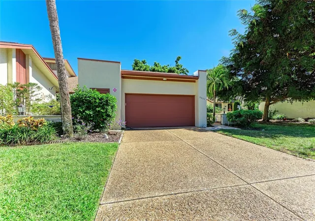 Photo 3 of Single family home for sale at 6207 Courtside Dr #23, Bradenton, FL 34210 | MLS# A4699978 | Listing updated on 2026-09-14