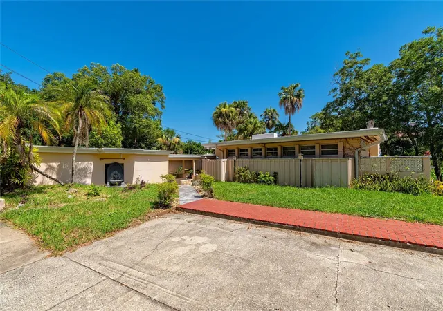 Photo 1 of Single family home for sale at 2425 Lake Sue Dr, Orlando, FL 32803 | MLS# O6425047 | Listing updated on 2026-08-22