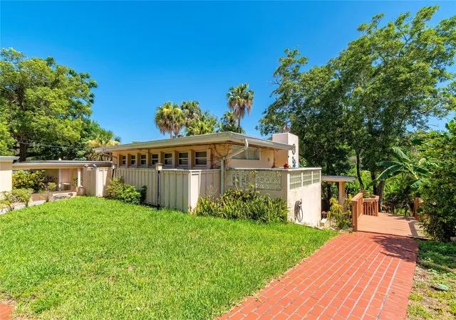 Photo 2 of Single family home for sale at 2425 Lake Sue Dr, Orlando, FL 32803 | MLS# O6425047 | Listing updated on 2026-08-22