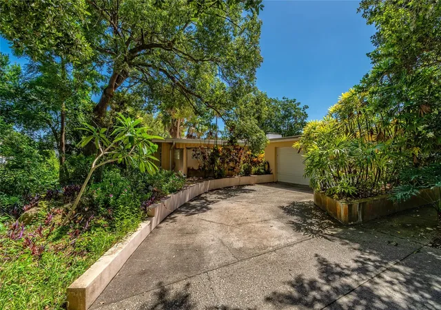 Photo 3 of Single family home for sale at 2425 Lake Sue Dr, Orlando, FL 32803 | MLS# O6425047 | Listing updated on 2026-08-22