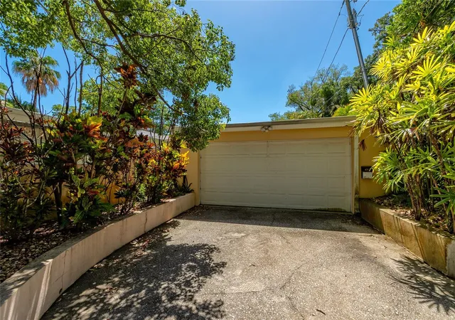 Photo 3 of Single family home for sale at 2425 Lake Sue Dr, Orlando, FL 32803 | MLS# O6425047 | Listing updated on 2026-08-22