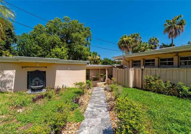 Photo 4 of Single family home for sale at 2425 Lake Sue Dr, Orlando, FL 32803 | MLS# O6425047 | Listing updated on 2026-08-22