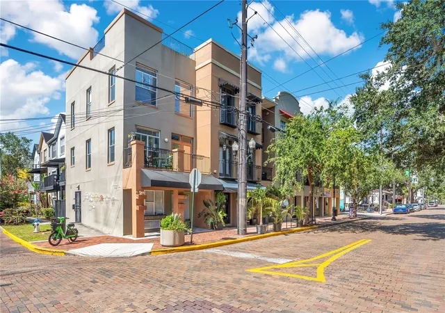 Photo 3 of Townhouse for sale at 828 E Washington St, Orlando, FL 32801 | MLS# O6425067 | Listing updated on 2026-08-27