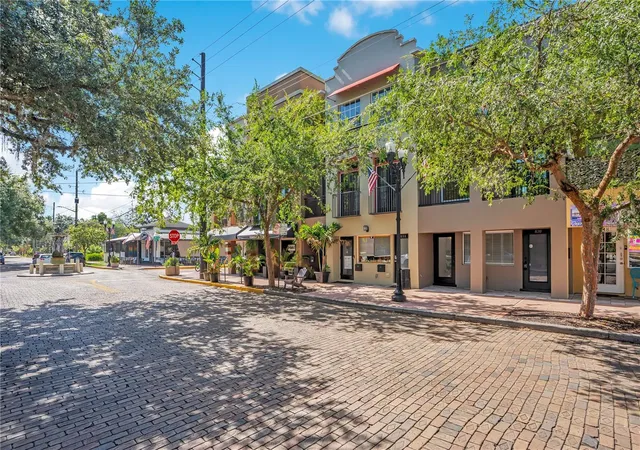 Photo 4 of Townhouse for sale at 828 E Washington St, Orlando, FL 32801 | MLS# O6425067 | Listing updated on 2026-08-27