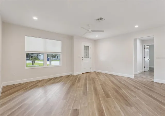 Photo 3 of Single family home for sale at 209 Jean St, Tavares, FL 32778 | MLS# G5115086 | Listing updated on 2026-09-25