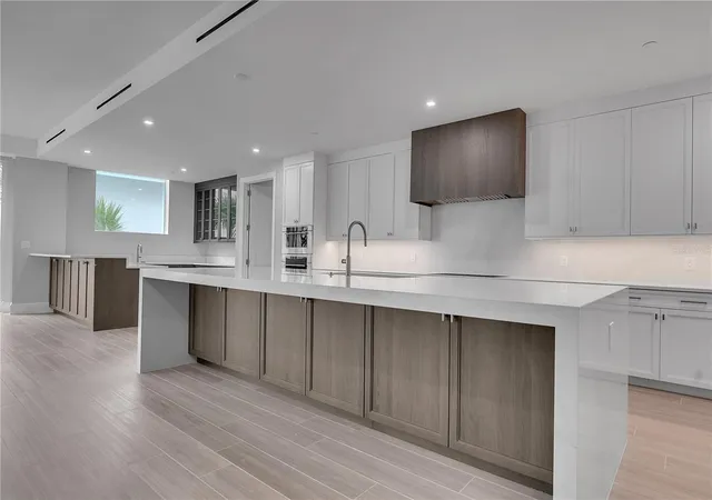 3rd image of 70 Avenida Veneccia #204, Sarasota, FL 34242 | MLS# A4700005