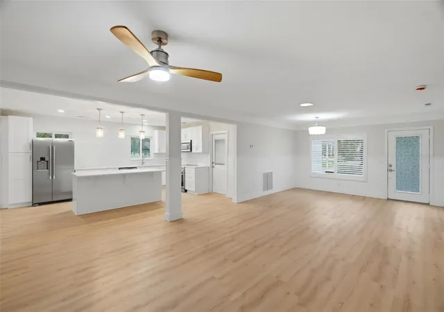 4th image of 15814 3Rd St E, Redington Beach, FL 33708 | MLS# TB8529280
