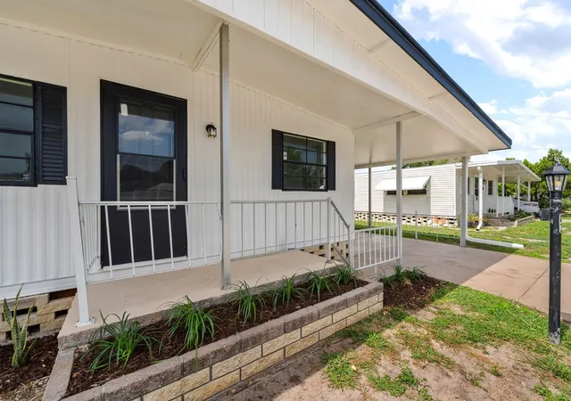 Photo 3 of Manufactured home for sale at 6710 36th Avenue E #87, Palmetto, FL 34221 | MLS# TB8529375 | Listing updated on 2026-10-04