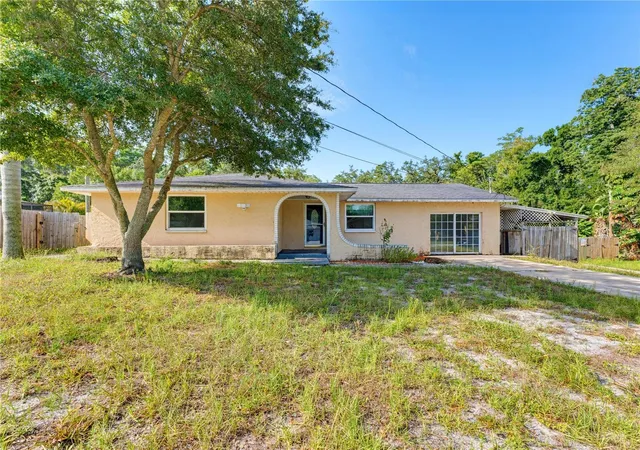 Photo 3 of Sale Pending at 1116 E Oakwood St, Tarpon Springs, FL 34689 | MLS# W7887662 | Listing updated on 2026-08-01