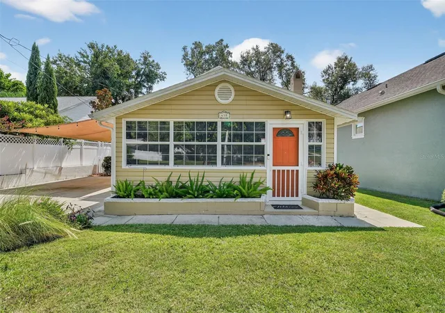 1st image of 418 E 10th Ave, Mount Dora, FL 32757 | MLS# G5115118