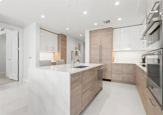 Photo 4 of Condo for sale at 301 1st Street S #1204, Saint Petersburg, FL 33701 | MLS# TB8529425 | Listing updated on 2026-08-28