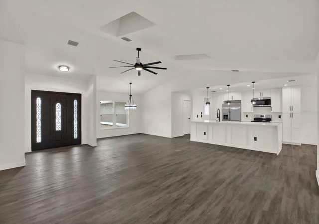 Photo 2 of Single family home for sale at 12186 Lamont Dr, Spring Hill, FL 34608 | MLS# W7887667 | Listing updated on 2026-10-20