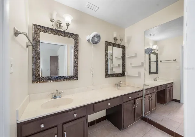 4th image of 1653 Nw 19Th Cir, Gainesville, FL 32605 | MLS# GC541981