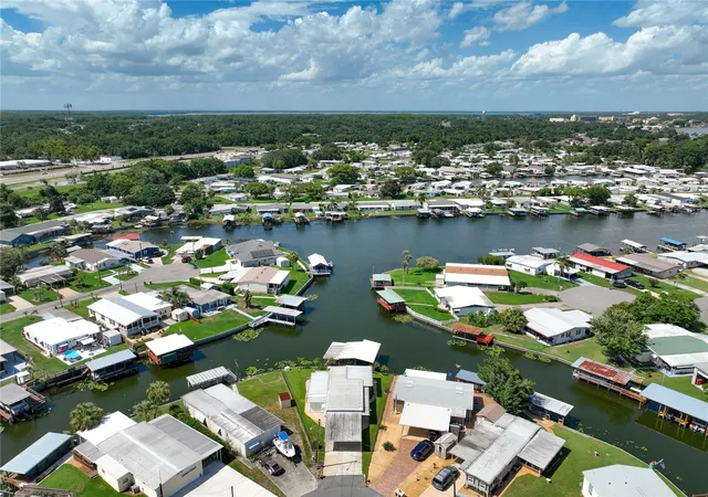 Photo 3 of Manufactured home for sale at 30041 Wausaukee Dr, Tavares, FL 32778 | MLS# G5115132 | Listing updated on 2026-10-01